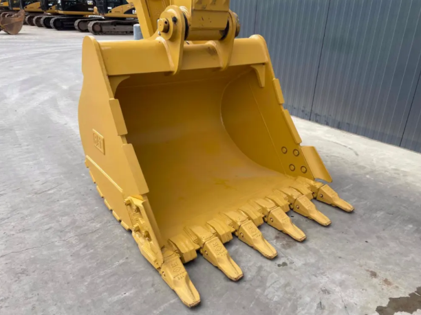 CAT 323D3